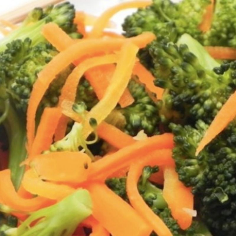 Steamed Broccoli And Carrots With Lemon